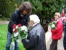 Kwiaty skada inicjatorka Rajdw po kamienistej drodze Krystyna Serwaczak 
