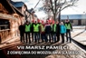Owicim. Przy bramie obozowej Arbeit Macht Frei 
